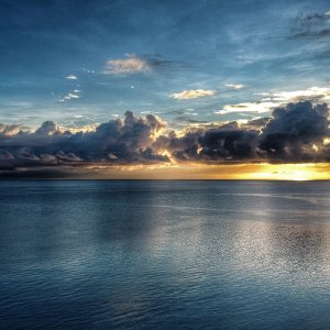 2025.08.25 Sunrise Sandwiched Between Sea and Cloud